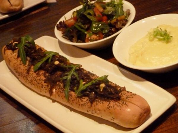 Santai Ditemani Foot Long Hot Dog