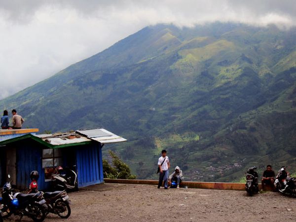 Aktivitas Meningkat, Merapi Tetap Memikat