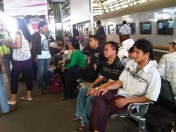 Evakuasi Korban Kesetrum, Listrik Stasiun UI Dipadamkan