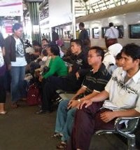 Anak Kesetrum di Stasiun UI Dievakuasi, Penumpang KRL Menumpuk 