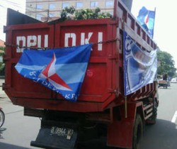 PD Bantah Pakai Truk Pemprov DKI untuk Sebar Bendera Partai