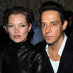 Kate Moss Resmi Jadi Istri Rocker Sejak Agustus 2010