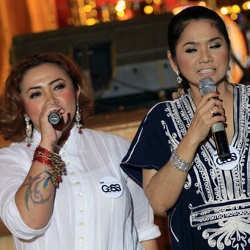 Melly Goeslaw Cs Temui Mantan Preman & Model di Panti Sosial