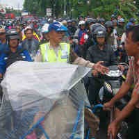 Banjir Margomulyo Bikin Jalan Dupak Macet