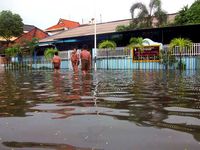 Banjir di Surabaya Ganggu Aktivitas Belajar