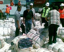 Bea Cukai Gagalkan Penyelundupan 150 Ton Pakaian Bekas ke Bali