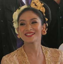 Happy Salma Gelar Acara Resepsi Pernikahan Serba Hijau