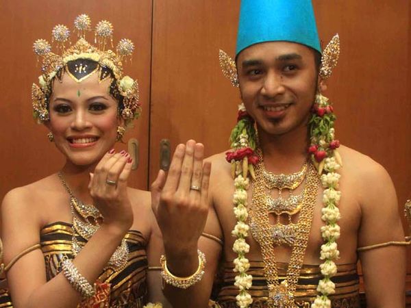 Giring dan Istri Berpakaian Adat