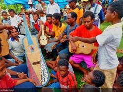 Lupakan Kesedihan. Mari Menari Yosim Pancar.