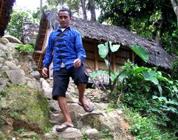 Jalan Kaki Berjam-jam untuk Berdagang di Cibeo