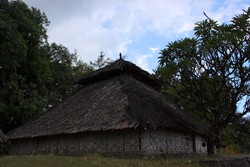 Suku Bayan, Mempertahankan Adat Leluhur Tanpa Menolak Pembaruan