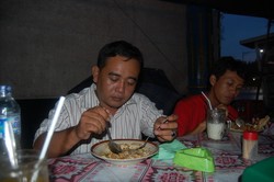 Melahap Lezatnya Kuliner Khas Semarang ,Tahu Gimbal Pak Edi