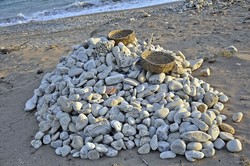 Pantai Batusela di tengah tengah keindahan Desa Sumlili