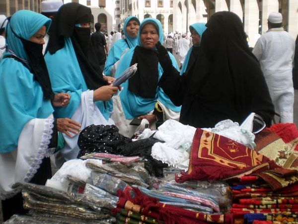 Belanja Usai Salat di Masjid Nabawi