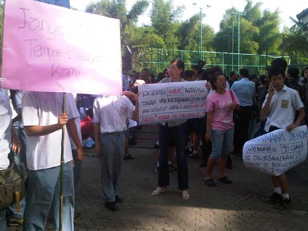 Siswa Tolak Eksekusi Sekolah Mereka