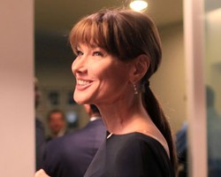 Mantan Model Carla Bruni Dilarang ke Vatikan