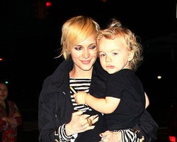 Ashlee Simpson Potong Rambut Kompakan dengan Anak