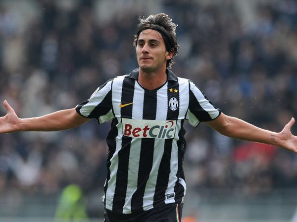 Nyonya Tua Merayap Naik