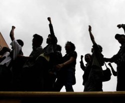 3 Polisi, 2 Mahasiswa & 1 Wartawan Jadi Korban Bentrok di Makassar