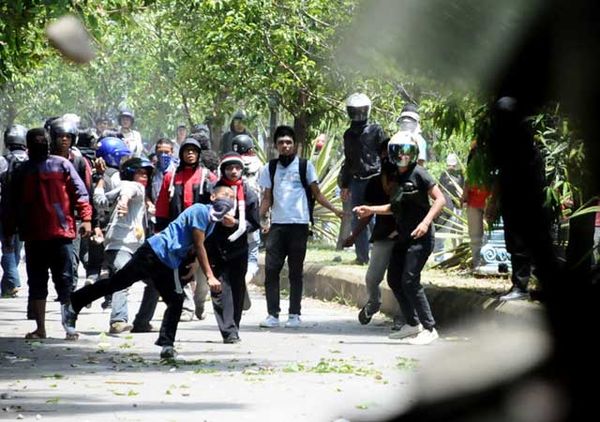 Mahasiswa UNM Bentrok dengan Polisi  