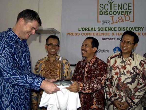 Fasilitas Pendidikan Sains Untuk Siswa SMU