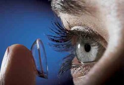 Tak Semua Orang Bisa Pakai Lensa Kontak