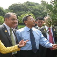 Boediono Tengok Pohon Persahabatan yang Ditanam SBY di Nanning