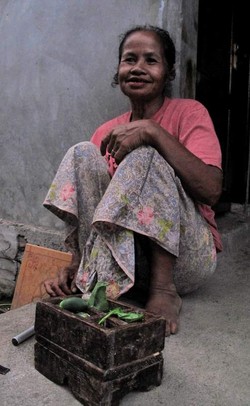 Nyirih: Tradisi Leluhur Kaya Makna dan Fungsi