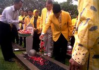 Ical Tabur Bunga di Makam Sudharmono
