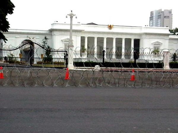 Kawat Berduri Sambut Pendemo