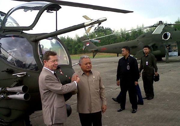 Menhan Serahkan 3 Heli ke TNI AD 