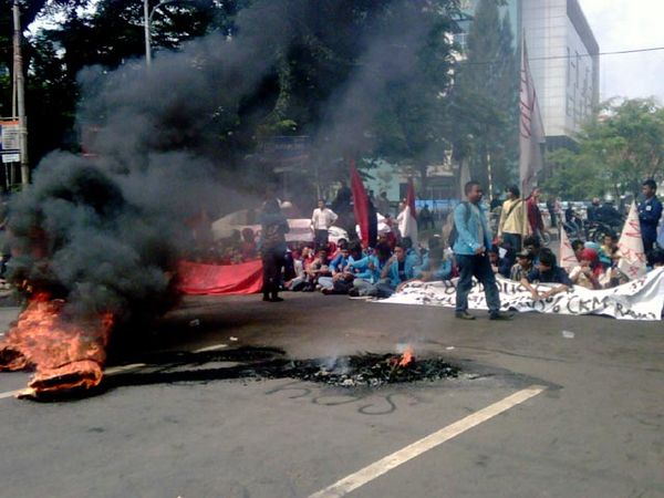 Massa Blokir Jl Diponegoro