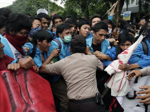 Polisi-Demonstran Saling Dorong
