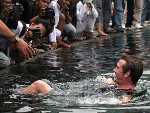 Bule Stres Berenang di Kolam Bundaran HI