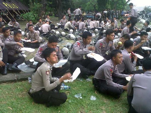 Demo Bubar, Polisi Makan