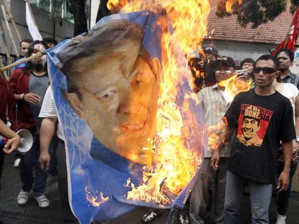 Massa Bakar Spanduk SBY