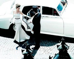 Anne Hathaway Bergaya Bak Audrey Hepburn di Vogue