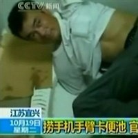 Gara-gara Ponsel, Pria Terjebak Lubang Toilet