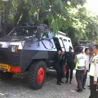 Ratusan Polisi Sterilkan Gedung DPRD Jatim dari Aksi Massa