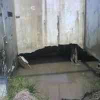 3 Bekas Toko Dekat Rel KA di Porong Ambles 6 Meter 