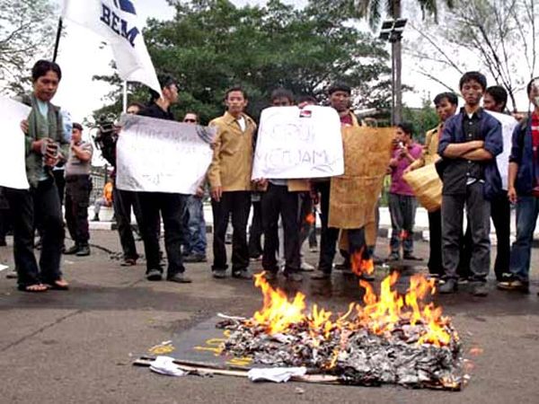 Demo Peringatan 1 Tahun Pemerintahan SBY