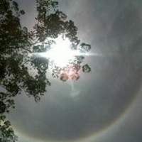 Warga Takjub Melihat Fenomena Matahari Cincin di Padang