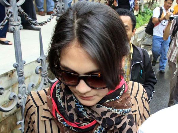 Luna Maya Jenguk Ariel