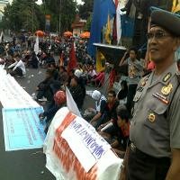 Buruh Demo di Depan Grahadi, Jl Gubernur Suryo Macet
