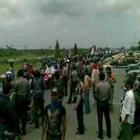 Tolak Relokasi, Ribuan Pedagang Pasar Babat Bawa Keranda Mayat