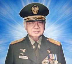 Mahkota Nisan Pak Harto Terjatuh Saat Akan Dipasang