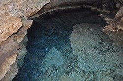 Goa Kristal dengan Aliran Air Jernih didalamnya