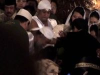 Mahkota Nisan Pak Harto Jatuh