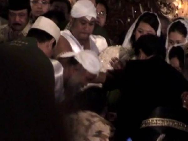 Mahkota Nisan Pak Harto Jatuh Mahkota Nisan Pak Harto Jatuh