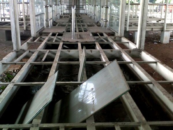 Shelter Busway Rusak Sebelum Terpakai